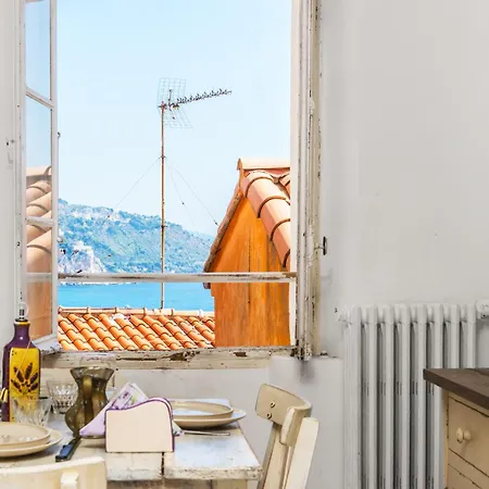 16-vieux Chateau مينتون