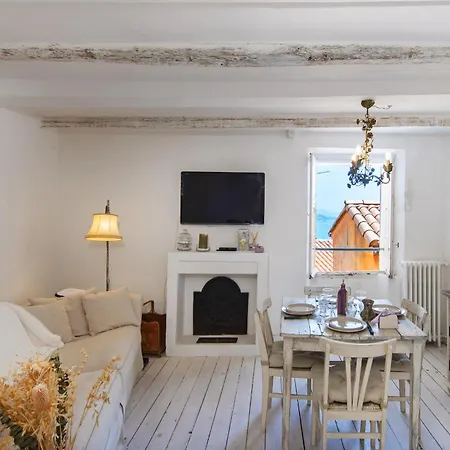 16-vieux Chateau * مينتون